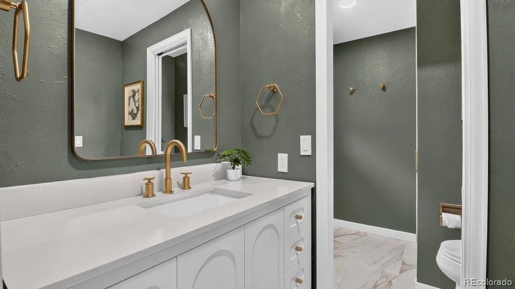 Image 24 of property listing at 3053 E Phillips Drive, Centennial, CO 80122