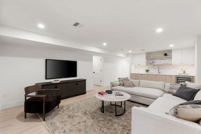 22 Constitution Rd, Lexington, MA 02421