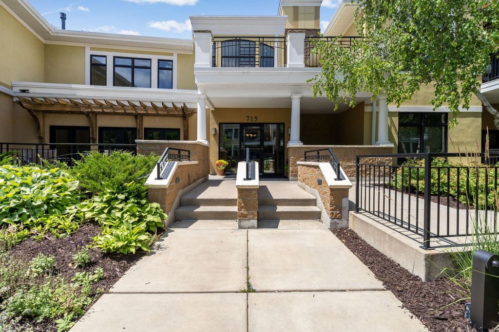 715 Linden Street 108, Mendota Heights, MN 55118