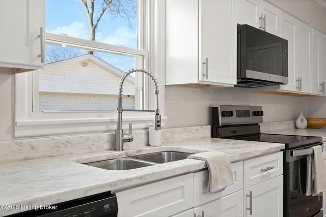 6510 Ridge Cliff Rd, Louisville, KY 40228