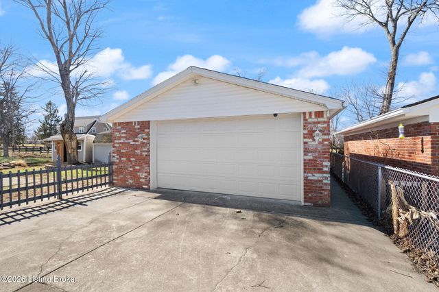 6510 Ridge Cliff Rd, Louisville, KY 40228