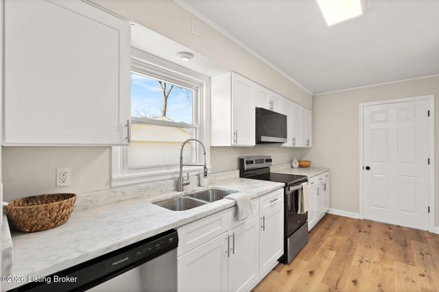 6510 Ridge Cliff Rd, Louisville, KY 40228