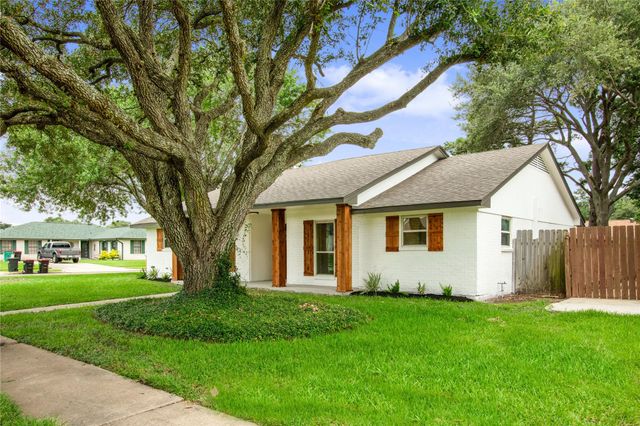 3208 Woodstone Drive, Baytown, TX 77521