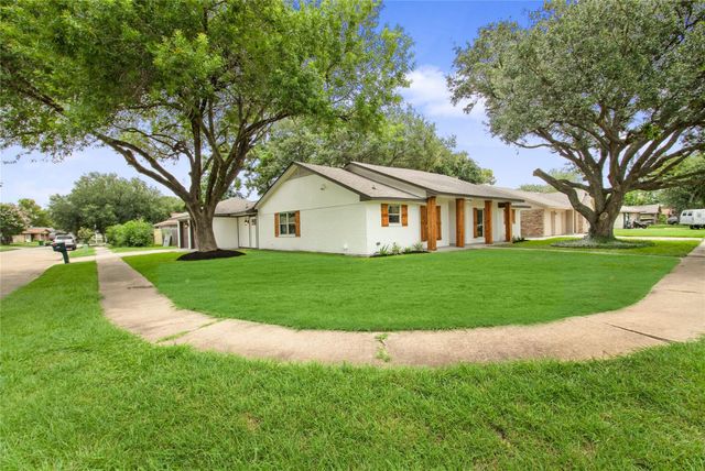 3208 Woodstone Drive, Baytown, TX 77521