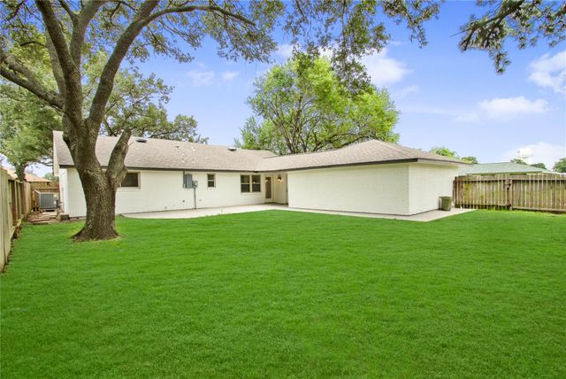 3208 Woodstone Drive, Baytown, TX 77521