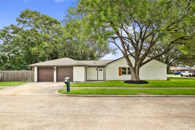 3208 Woodstone Drive, Baytown, TX 77521