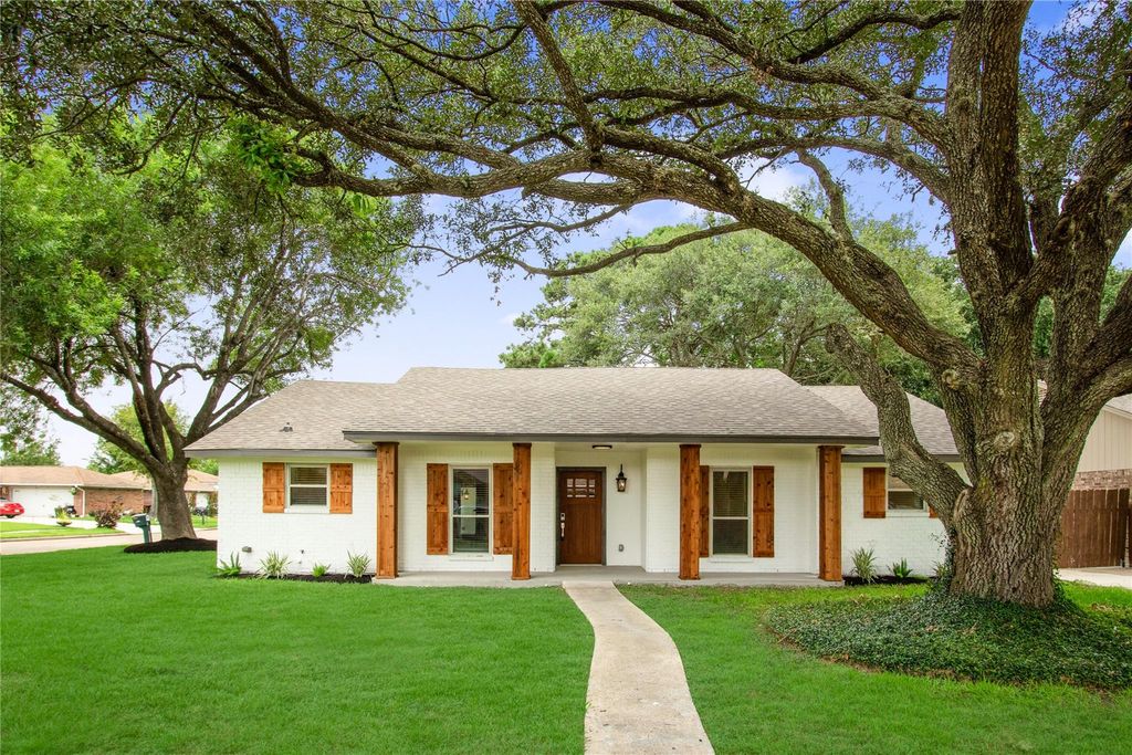 3208 Woodstone Drive, Baytown, TX 77521