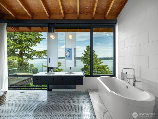 3310 E Laurelhurst Drive NE, Seattle, WA 98105