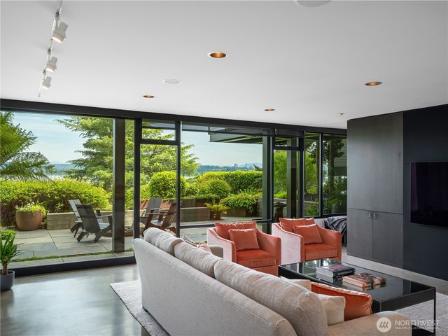 3310 E Laurelhurst Drive NE, Seattle, WA 98105