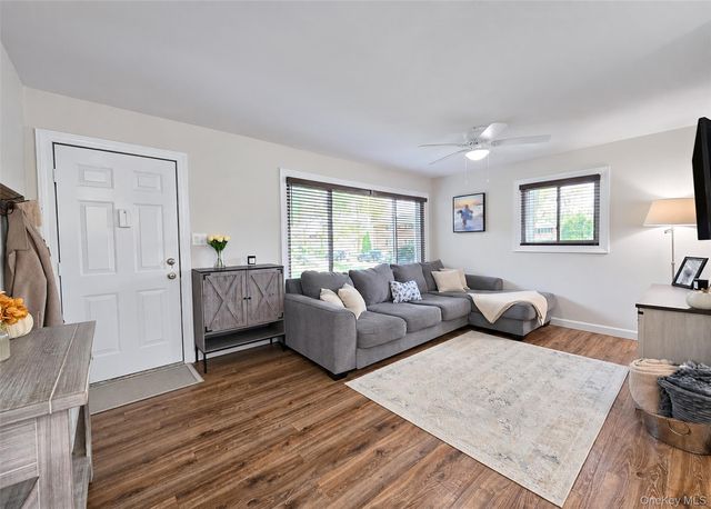 101 Edmunton Drive G-1, North Babylon, NY 11703