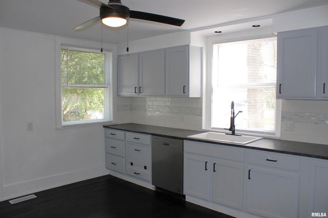 1443 E KNOX Street, Galesburg, IL 61401