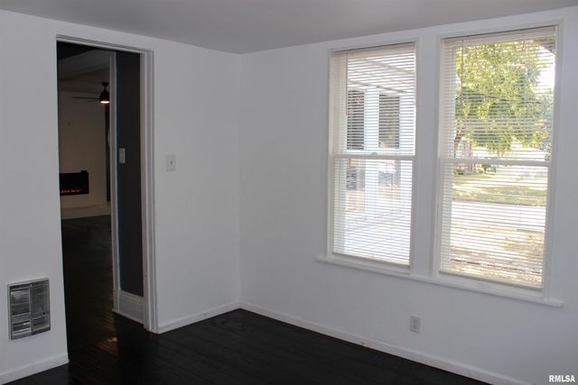 1443 E KNOX Street, Galesburg, IL 61401