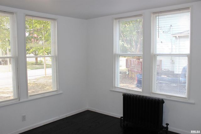 1443 E KNOX Street, Galesburg, IL 61401