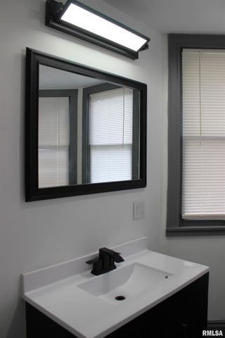 1443 E KNOX Street, Galesburg, IL 61401