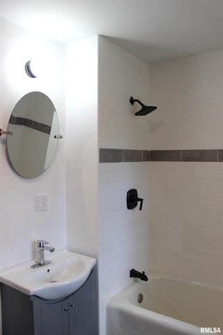 1443 E KNOX Street, Galesburg, IL 61401