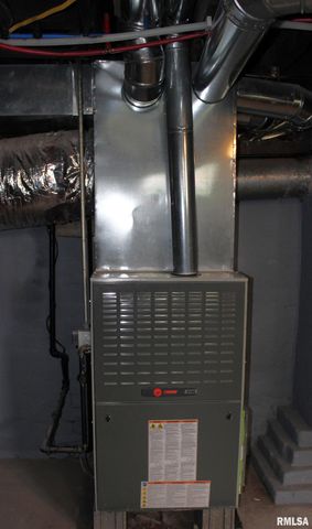 1443 E KNOX Street, Galesburg, IL 61401