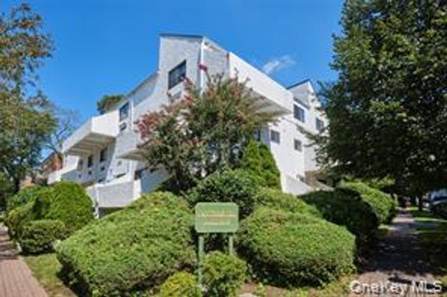 21 Canterbury Road 6, Great Neck, NY 11021