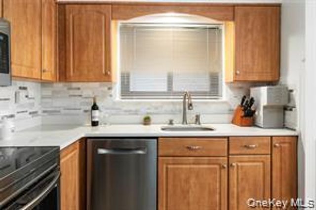 21 Canterbury Road 6, Great Neck, NY 11021