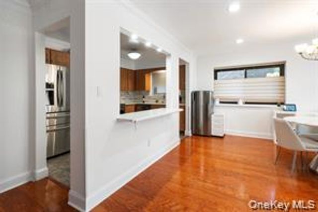 21 Canterbury Road 6, Great Neck, NY 11021