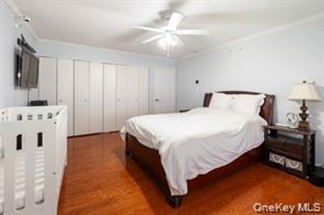 21 Canterbury Road 6, Great Neck, NY 11021