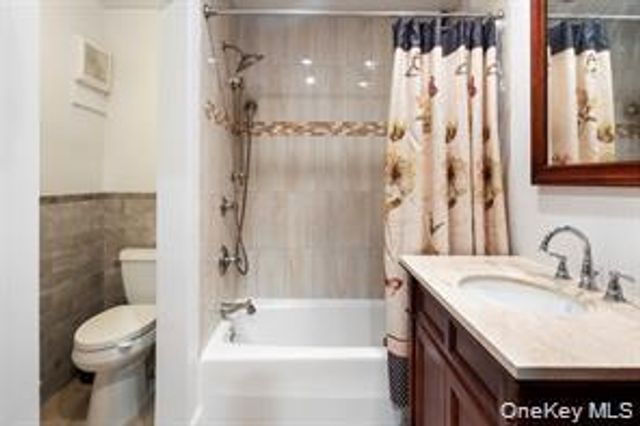 21 Canterbury Road 6, Great Neck, NY 11021