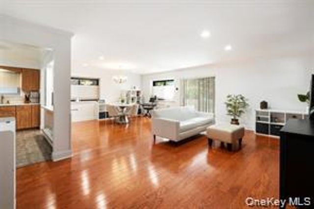 21 Canterbury Road 6, Great Neck, NY 11021