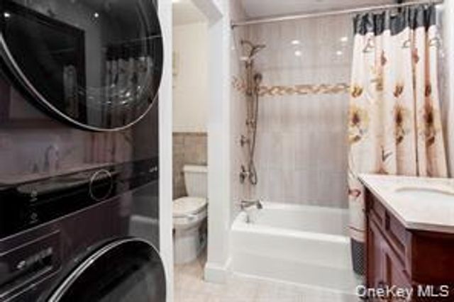 21 Canterbury Road 6, Great Neck, NY 11021