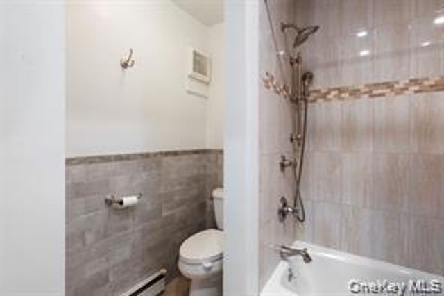 21 Canterbury Road 6, Great Neck, NY 11021