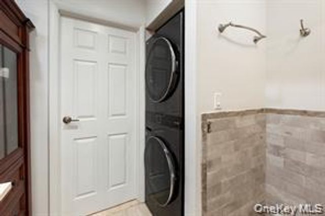 21 Canterbury Road 6, Great Neck, NY 11021