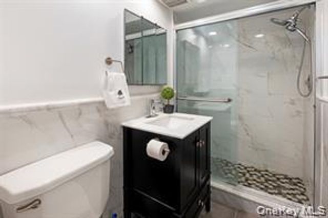 21 Canterbury Road 6, Great Neck, NY 11021