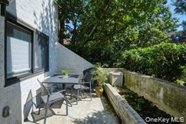 21 Canterbury Road 6, Great Neck, NY 11021