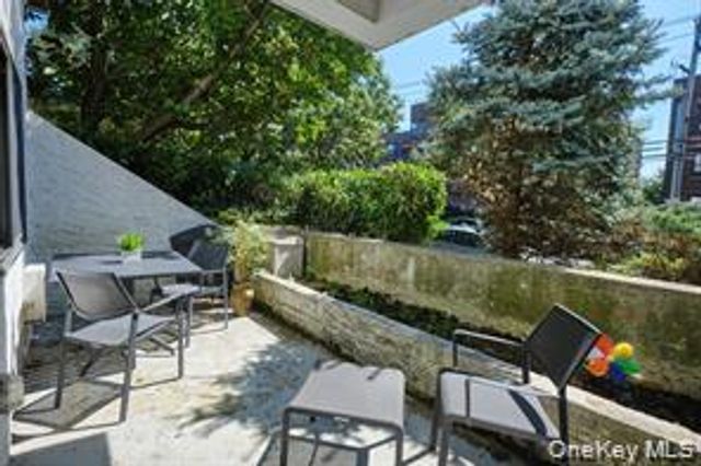 21 Canterbury Road 6, Great Neck, NY 11021