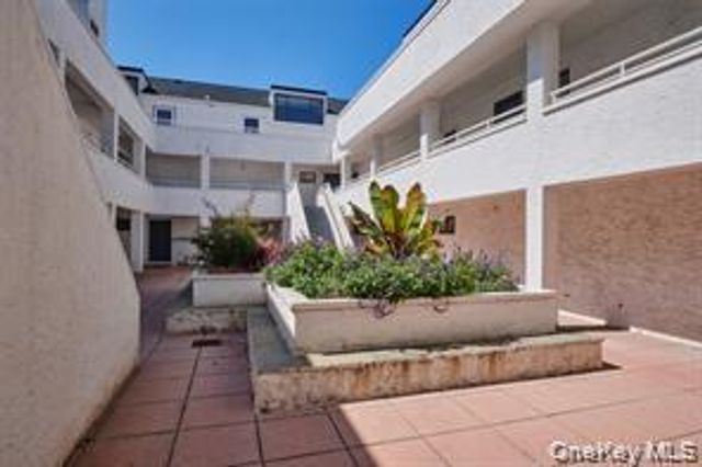 21 Canterbury Road 6, Great Neck, NY 11021