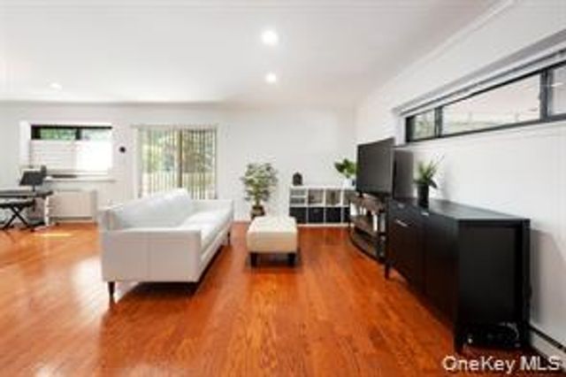 21 Canterbury Road 6, Great Neck, NY 11021