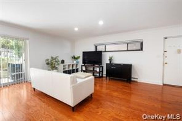 21 Canterbury Road 6, Great Neck, NY 11021