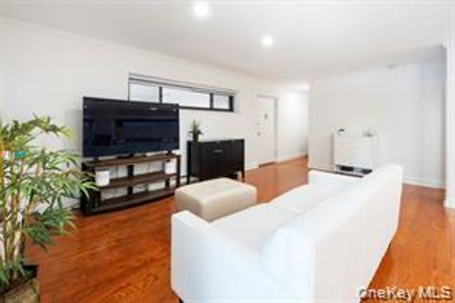 21 Canterbury Road 6, Great Neck, NY 11021