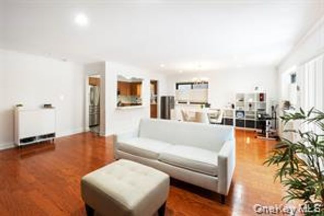 21 Canterbury Road 6, Great Neck, NY 11021