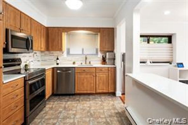 21 Canterbury Road 6, Great Neck, NY 11021