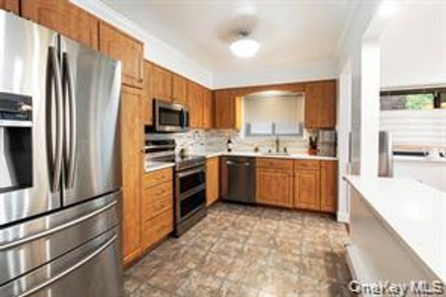 21 Canterbury Road 6, Great Neck, NY 11021