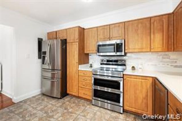 21 Canterbury Road 6, Great Neck, NY 11021