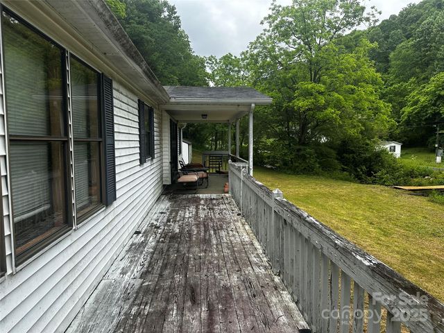 731 Pigeon Roost Road, Green Mountain, NC 28740
