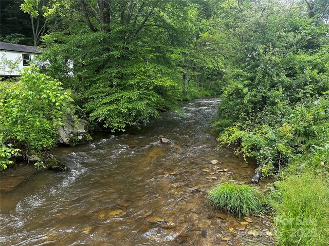 731 Pigeon Roost Road, Green Mountain, NC 28740