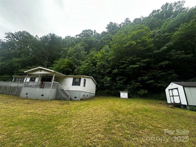 731 Pigeon Roost Road, Green Mountain, NC 28740