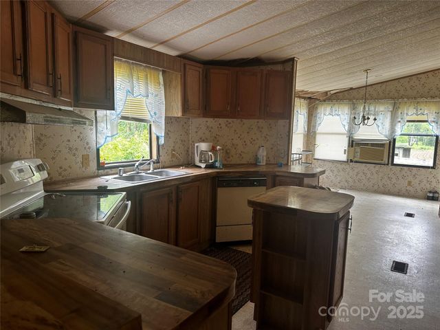 731 Pigeon Roost Road, Green Mountain, NC 28740