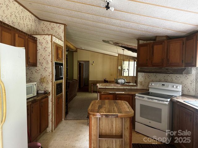 731 Pigeon Roost Road, Green Mountain, NC 28740