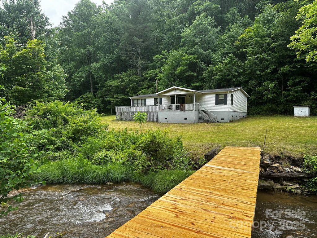 731 Pigeon Roost Road, Green Mountain, NC 28740
