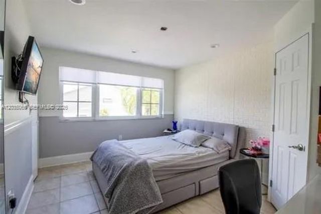 933 NW 106th Ave Circle, Miami, FL 33172