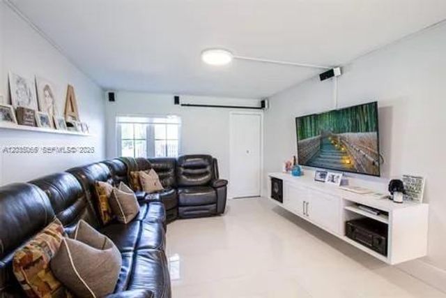 933 NW 106th Ave Circle, Miami, FL 33172