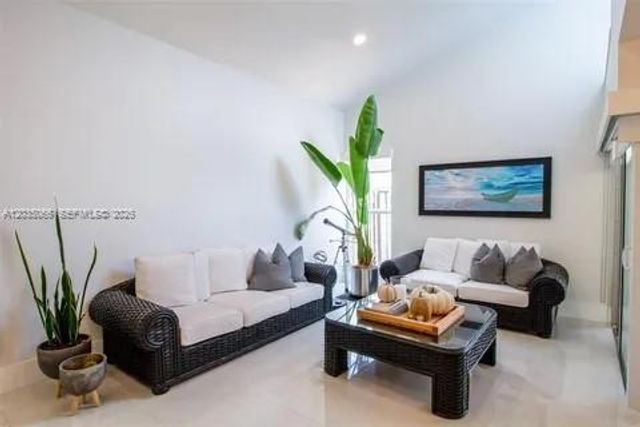 933 NW 106th Ave Circle, Miami, FL 33172