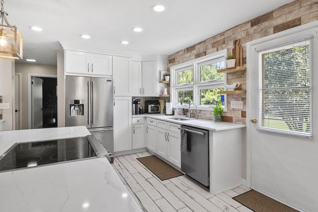 305 Woodsview Drive, Canal Winchester, OH 43110